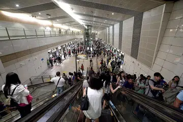 KERJA SEDANG RANCAK DIJALANKAN: Sejumlah 233 eskalator di 42 stesen MRT akan selesai diperbaiki jelang akhir 2021. Kelihatan penumpang menggunakan eskalator di stesen MRT Bishan. - Foto fail