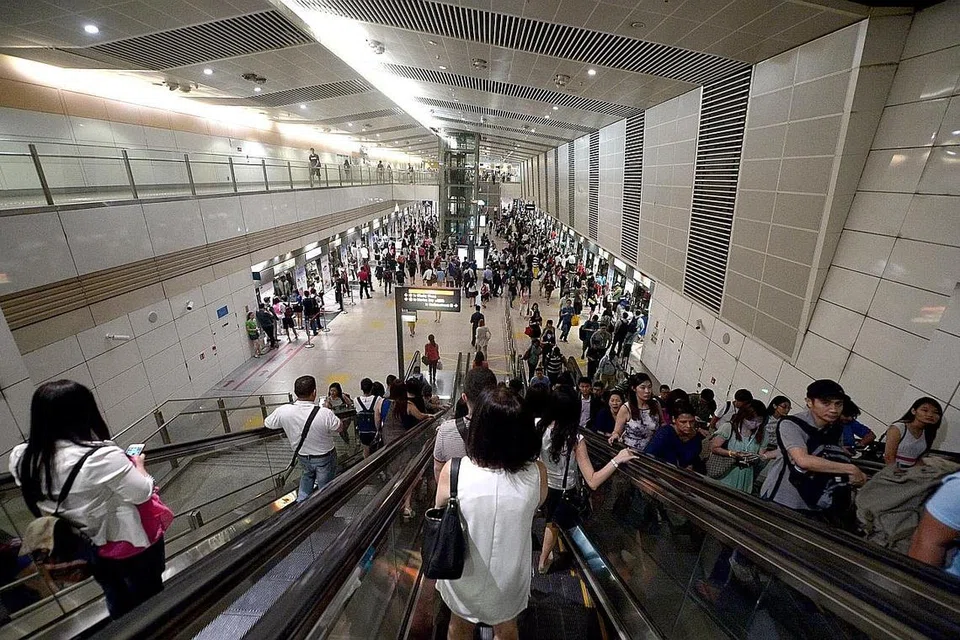 KERJA SEDANG RANCAK DIJALANKAN: Sejumlah 233 eskalator di 42 stesen MRT akan selesai diperbaiki jelang akhir 2021. Kelihatan penumpang menggunakan eskalator di stesen MRT Bishan. - Foto fail