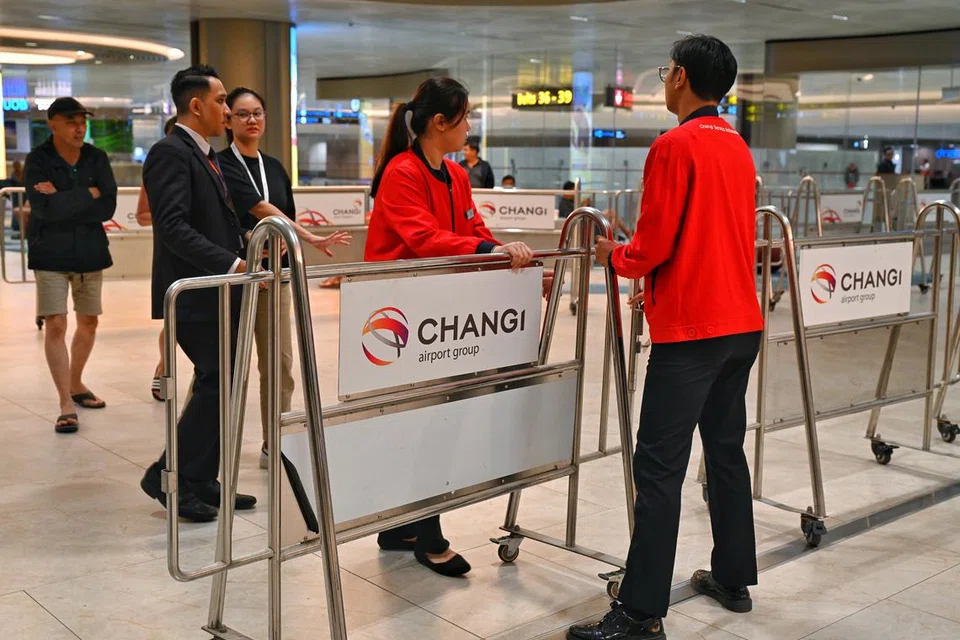 Kakitangan perkhidmatan lapangan terbang kelihatan menyediakan kepungan di dewan ketibaan Terminal 2, Lapangan Terbang Changi, sejak sekitar 1 pagi 22 Mei.