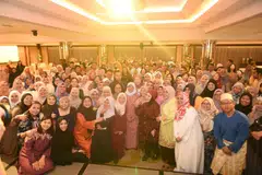 JASA DIHARGAI: Sekitar 200 jururawat dan doktor meraikan Hari Jururawat di Holiday Inn Atrium pada 11 Ogos lalu yang turut diserikan dengan kehadiran tetamu istimewa Presiden Halimah Yacob.