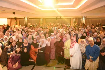 JASA DIHARGAI: Sekitar 200 jururawat dan doktor meraikan Hari Jururawat di Holiday Inn Atrium pada 11 Ogos lalu yang turut diserikan dengan kehadiran tetamu istimewa Presiden Halimah Yacob.