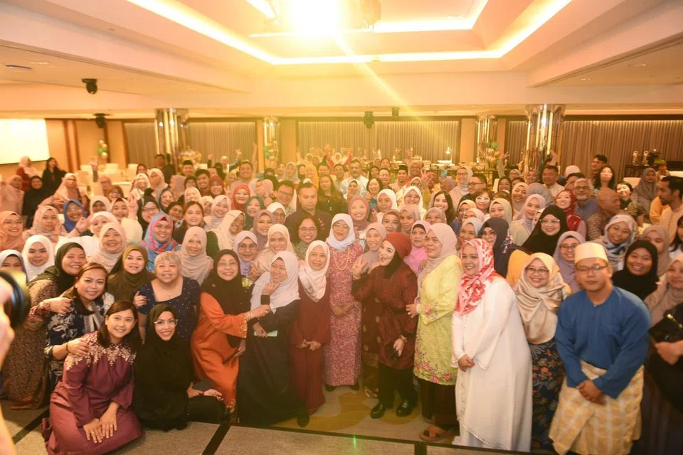 JASA DIHARGAI: Sekitar 200 jururawat dan doktor meraikan Hari Jururawat di Holiday Inn Atrium pada 11 Ogos lalu yang turut diserikan dengan kehadiran tetamu istimewa Presiden Halimah Yacob.