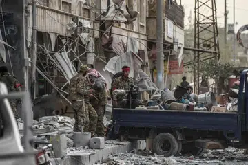 KUASAI AFRIN: Pasukan militia Syria yang disokong Ankara mengambil kedudukan di serata bandar Afrin selepas berjaya menguasai bandar di utara Syria itu daripada militia Kurdi. - Foto AFP