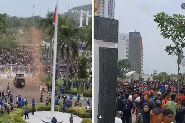 JADI GANAS:Ribuan penduduk kelihatan berhimpun di luar bangunan BP Batam pada Isnin.