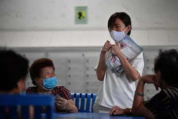 TEMU PENDUDUK: Cik Tin Pei Ling beramah mesra dengan penduduk di kawasan MacPherson kelmarin. - Foto BH oleh CHONG JUN LIANG