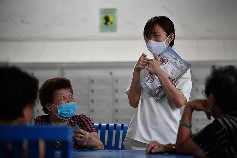 TEMU PENDUDUK: Cik Tin Pei Ling beramah mesra dengan penduduk di kawasan MacPherson kelmarin. - Foto BH oleh CHONG JUN LIANG