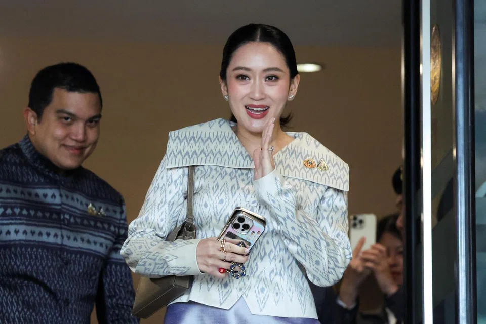 Menteri Kebudayaan Thailand, Paetongtarn Shinawatra, memberikan reaksi ketika beliau keluar daripada mesyuarat kabinet selepas Mahkamah Perlembagaan Thailand menggantung tugasnya sebagai Perdana Menteri sementara menunggu perbicaraan yang berkemungkinan membawa kepada pemecatannya, di Bangunan Kerajaan, Bangkok, Thailand, pada 3 Julai 2025.