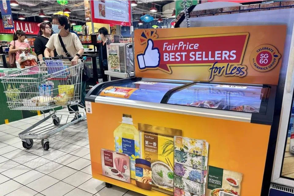 Sepanjang kempen, ‘FairPrice Best Sellers for Less’, barang keperluan makanan dan minuman, snek serta produk dapur dan bilik mandi di bawah jenama FairPrice akan ditawarkan pada harga diskaun sempena sambutan ulang tahun ke-60 Singapura (SG60).