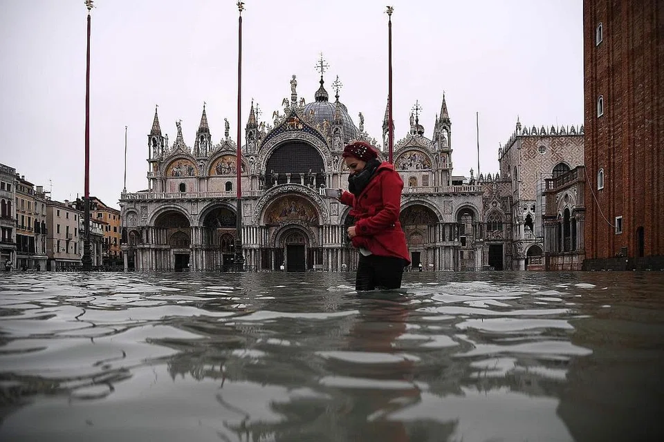 (KAWASAN LAIN YANG TERJEJAS EKORAN KENAIKAN PARAS AIR LAUT ) JEJAS KAWASAN RENDAH: Kenaikan paras air laut telah menjejas kawasan rendah lain termasuk di bandar besar seperti Venice (atas) dan kawasan pendalaman seperti Kampung Bedono di kawasan Demak berdekatan Semarang, Indonesia. - Foto AFP