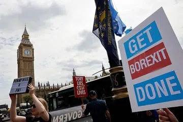 CABARAN UTAMA: Pengganti Encik Boris Johnson perlu yakinkan rakyat Britain yang Brexit akan menjejas dan mewujudkan pergolakan ekonomi negara itu. - Foto AFP 