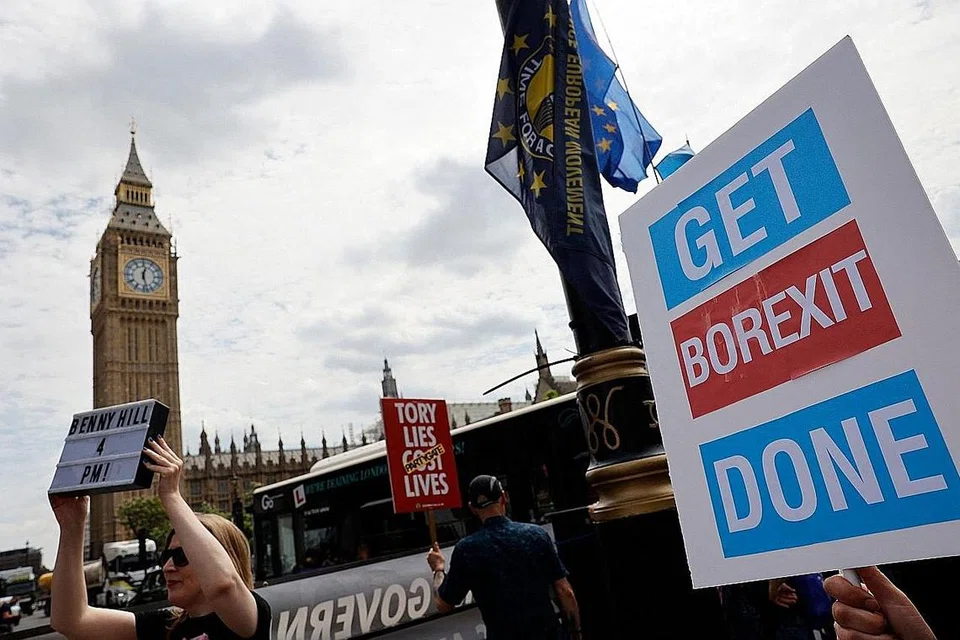 CABARAN UTAMA: Pengganti Encik Boris Johnson perlu yakinkan rakyat Britain yang Brexit akan menjejas dan mewujudkan pergolakan ekonomi negara itu. - Foto AFP 