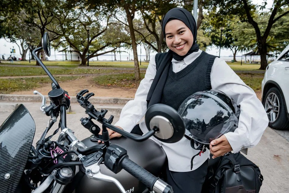 Cik Putri merakam pengalamannya bermotosikal dan mempunyai lebih 20,000 pengikut di TikTok.
