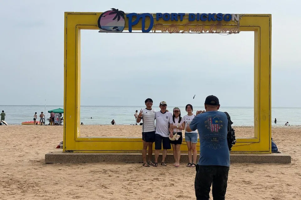 Pantai Saujana antara tumpuan pelancong untuk merakamkan gambar kenangan dan bermain di gigi pantai.