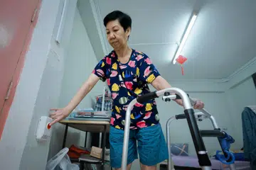 BANTUAN KETIKA KECEMASAN: Sistem Penggera Amaran tanpa wayar (AAS) akan disediakan kepada semua warga emas berusia 60 tahun ke atas yang tinggal di rumah sewa awam. Sistem itu bolehkan warga emas mendapatkan bantuan dengan memicit butang dan merakam mesej audio yang akan disampaikan kepada CareLine, hotline 24 jam yang memberi respons kepada pemanggil yang mempunyai kecemasan.