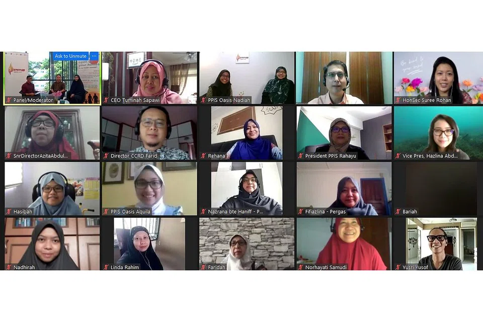 INGIN KONGSI KASIH SAYANG: Pasangan Cik Siti Jamilah Hamzah dan Encik Ilyas Hussin mengongsi pengalaman mereka menjaga anak titipan sejak 2017 bersama hadirin dalam acara 'Islam dan Titipan: Webinar 2020' anjuran Persatuan Pemudi Islam Singapura (PPIS) Oasis - Centre for Fostering, dengan kerjasama Persatuan Ulama dan Guru-Guru Agama Islam Singapura (Pergas), yang diadakan melalui aplikasi Zoom semalam (gambar atas). - Foto PPIS
