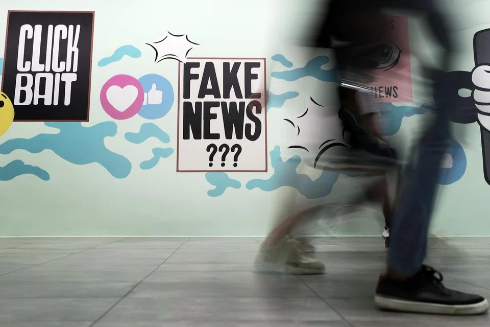 TANGANI ‘DEEPFAKE’: Daya tahan maklumat digital perlu dibina bagi lindungi diri daripada penipuan.