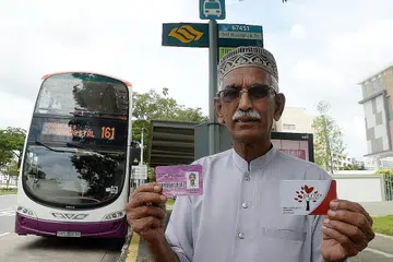 NIKMATI DISKAUN WARGA EMAS: Encik Abdul Rahman, 70 tahun, kerap menggunakan kad konsesi pengangkutan untuk mendapatkan diskaun tambang bas dan MRT serta kad Generasi Perintis untuk subsidi khidmat dan perubatan di poliklinik. - Foto JOHARI RAHMAT