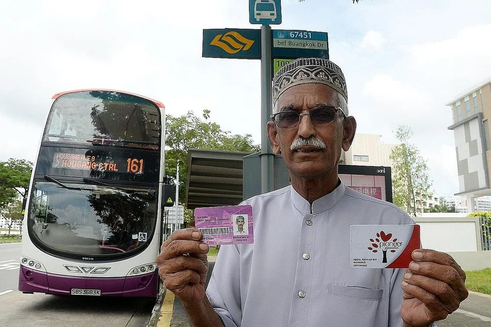 NIKMATI DISKAUN WARGA EMAS: Encik Abdul Rahman, 70 tahun, kerap menggunakan kad konsesi pengangkutan untuk mendapatkan diskaun tambang bas dan MRT serta kad Generasi Perintis untuk subsidi khidmat dan perubatan di poliklinik. - Foto JOHARI RAHMAT