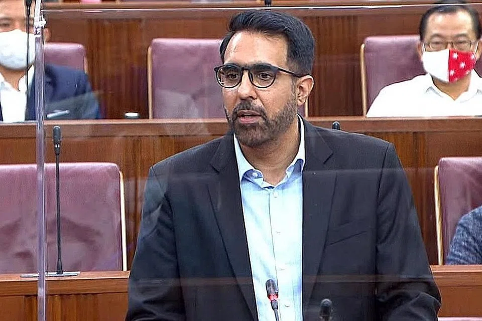 Ketua Pembangkang, Encik Pritam Singh, ingin tahu sama ada Kementerian Tenaga Manusia (MOM) akan menjalani semakan lebih meluas berhubung jumlah penukaran kerjaya yang berjaya dilaksana di bawah Program Penukaran Profesional (PCP). Ini menyusuli hasil dapatan AGO bahawa tiga rakan kerja program WSG tidak menjalani pengesahan yang mencukupi bagi penukaran kerjaya dalam 11 kes pengagihan dana yang melibatkan 15 peserta.