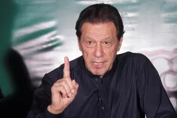 ENCIK IMRAN KHAN: Mantan perdana menteri Pakistan ini sedang menghadapi cabaran baru, partinya diancam akan diharamkan.