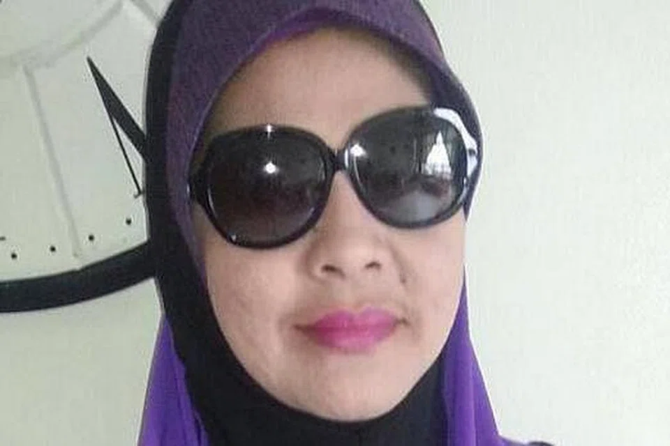 "Saya tinggal di Geylang Serai dan dah cuba nasi lemak hampir di semua gerai nasi lemak di pasar Geylang Serai tu. Nasi Lemak Mak Dara is the best (terbaik)! Tiada tandingan." - Cik Freida Nasution. (Dari FB BH)