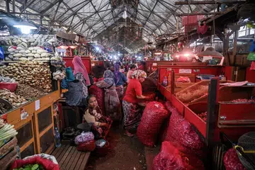Seorang wanita menunggu untuk membeli bawang di sebuah pasar tradisional di Surabaya pada 8 Januari. Dari sudut ekonomi, keanggotaan Indonesia dalam Brics menawarkan pelbagai peluang, tetapi ia juga satu risiko diplomatik yang tidak boleh diabaikan.
