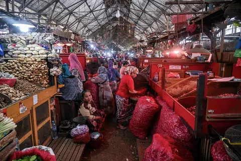 Seorang wanita menunggu untuk membeli bawang di sebuah pasar tradisional di Surabaya pada 8 Januari. Dari sudut ekonomi, keanggotaan Indonesia dalam Brics menawarkan pelbagai peluang, tetapi ia juga satu risiko diplomatik yang tidak boleh diabaikan.