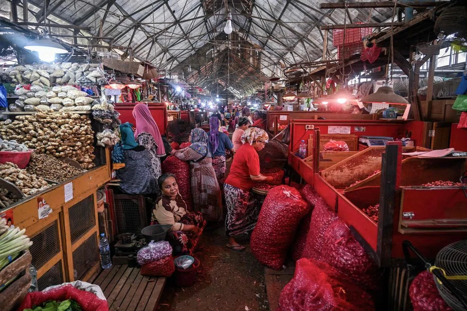 Seorang wanita menunggu untuk membeli bawang di sebuah pasar tradisional di Surabaya pada 8 Januari. Dari sudut ekonomi, keanggotaan Indonesia dalam Brics menawarkan pelbagai peluang, tetapi ia juga satu risiko diplomatik yang tidak boleh diabaikan.