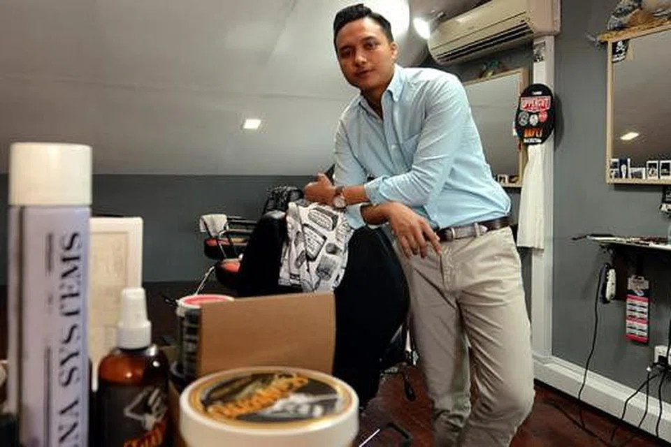USAHA SENDIRI: Kedai gunting rambut Deep Cuts telah dibuka dengan pelaburan sekitar $13,000 oleh Encik Nor Muhammad Faiz Ismail bersama seorang rakan peniaga. - Foto ZAINAL YAHYA