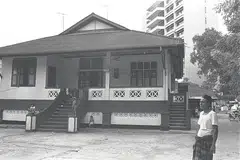SUASANA DI PONDOK PADA TAHUN 1970-AN: Gambar yang dipetik pada 1978 ini menunjukkan bahagian depan sebuah banglo di Buckley Road, dekat Novena, yang dijadikan pondok Bawean. - Foto fail