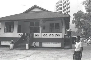 SUASANA DI PONDOK PADA TAHUN 1970-AN: Gambar yang dipetik pada 1978 ini menunjukkan bahagian depan sebuah banglo di Buckley Road, dekat Novena, yang dijadikan pondok Bawean. - Foto fail
