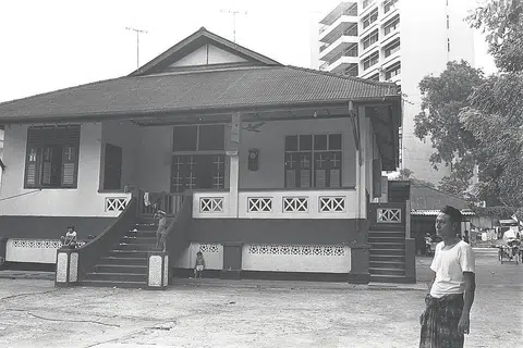 SUASANA DI PONDOK PADA TAHUN 1970-AN: Gambar yang dipetik pada 1978 ini menunjukkan bahagian depan sebuah banglo di Buckley Road, dekat Novena, yang dijadikan pondok Bawean. - Foto fail