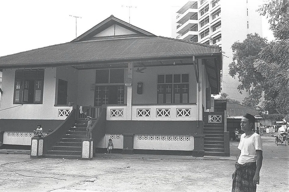 SUASANA DI PONDOK PADA TAHUN 1970-AN: Gambar yang dipetik pada 1978 ini menunjukkan bahagian depan sebuah banglo di Buckley Road, dekat Novena, yang dijadikan pondok Bawean. - Foto fail