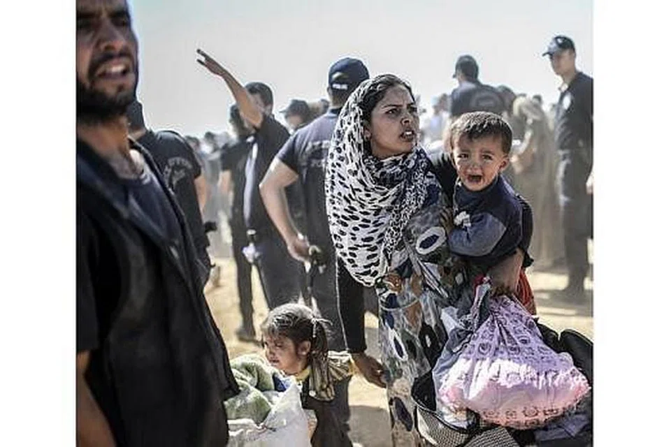 RAMAI JADI PELARIAN: Gara-gara tindakan ganas kumpulan militan ISIS yang menggunakan nama Islam, ramai rakyat yang tidak berdosa, seperti keluarga Kurdi di Syria ini, melarikan diri daripada kampung halaman mereka dan menjadi pelarian. - Foto AFP