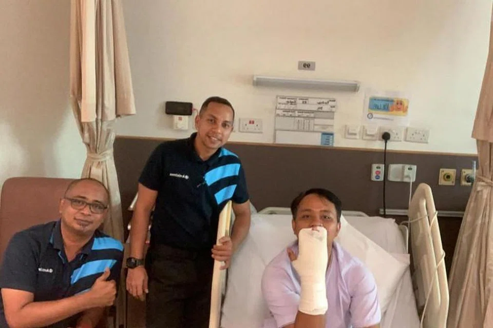 Lelaki yang cedera ini perlu menjalani pembedahan kecil bagi mengeluarkan gigi ular sawa yang terbenam.