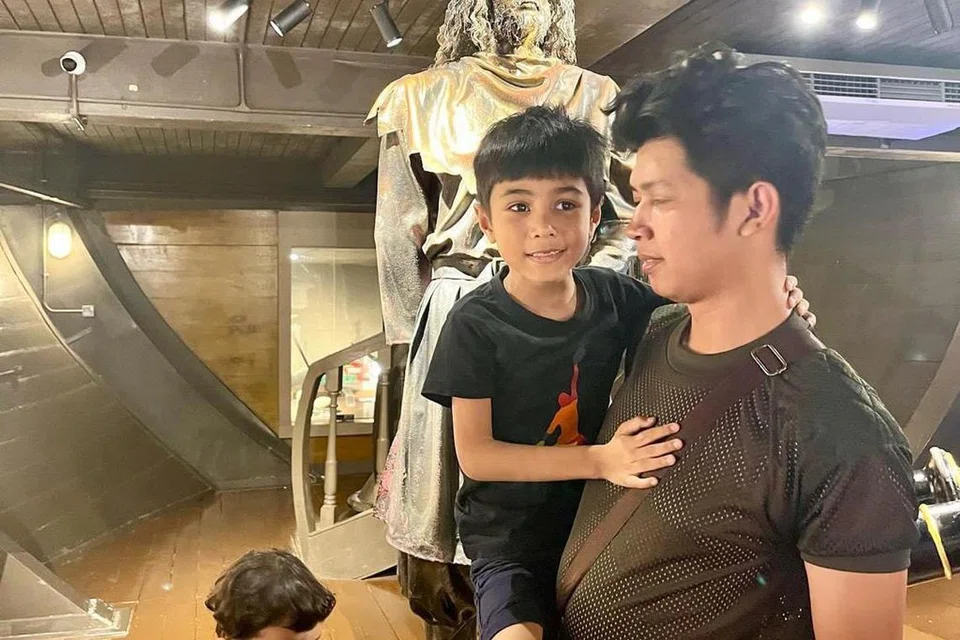 ANAK AYAH: Spekulasi jahat yang bertebaran di media sosial mengenai status Allahyarham Zayn Rayyan Abdul Matiin dijawab dengan pengakuan daripada bapanya, Encik Zaim Ikhwan Zahari, 28 tahun, bahawa Zayn Rayyan adalah anak kandungnya hasil perkahwinan bersama isteri, Cik Ismanira Abdul Manaf, 28 tahun.