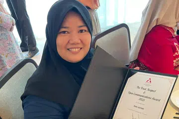 Cik Rike Lestari, yang telah bekerja di Singapura selama 17 tahun dengan majikan yang sama, dinobatkan sebagai Naib Juara Anugerah Pekerja Domestik Migran dan menerima Anugerah Perkhidmatan Lama di majlis anugerah anjuran Persatuan Agensi Pekerjaan Singapura (AEAS) pada 5 Februari. 