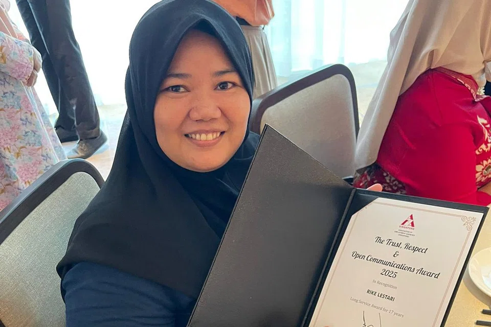 Cik Rike Lestari, yang telah bekerja di Singapura selama 17 tahun dengan majikan yang sama, dinobatkan sebagai Naib Juara Anugerah Pekerja Domestik Migran dan menerima Anugerah Perkhidmatan Lama di majlis anugerah anjuran Persatuan Agensi Pekerjaan Singapura (AEAS) pada 5 Februari. 