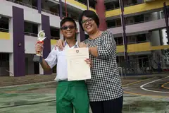 RAIH KEJAYAAN: Irfan bersama ibunya, Cik Nurfitri Ahmad. - Foto BH oleh ONG WEE JIN