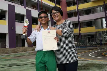RAIH KEJAYAAN: Irfan bersama ibunya, Cik Nurfitri Ahmad. - Foto BH oleh ONG WEE JIN