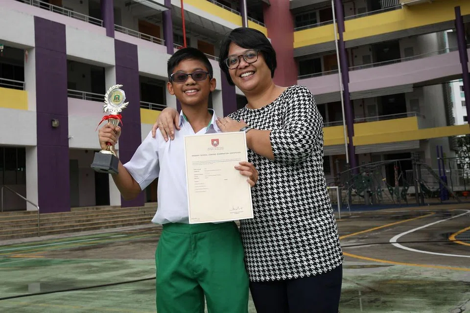 RAIH KEJAYAAN: Irfan bersama ibunya, Cik Nurfitri Ahmad. - Foto BH oleh ONG WEE JIN