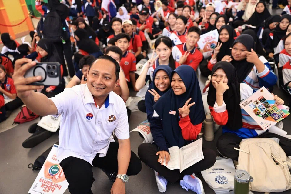 Pengerusi Jawatankuasa Pendidikan dan Penerangan Johor, Encik Aznan Tamin (berbaju putih), turut menyeru agar ibu bapa lebih proaktif dalam memantau perkembangan anak-anak, khususnya dalam penggunaan gajet dan media sosial di rumah.