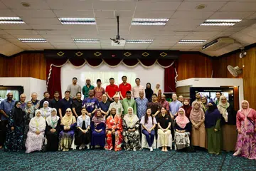 Kakitangan dan sukarelawan Masjid Ar-Raudhah bergambar bersama dengan pihak berkepentingan serta tetamu jemputan sempena acara Hari Keharmonian Kaum,yang berlangsung pada 23 Julai 2025.