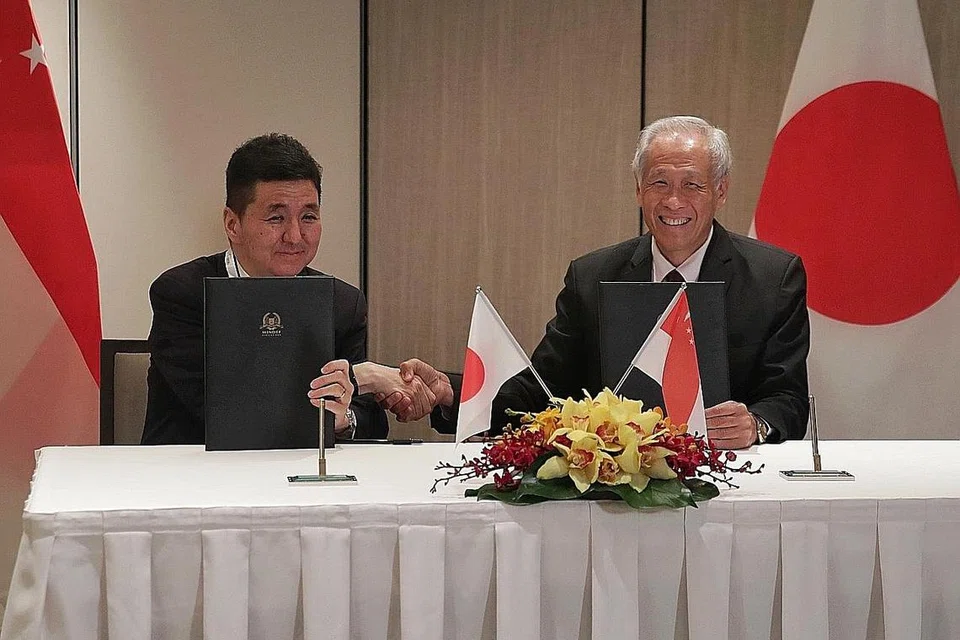 JALIN PERJANJIAN: Menteri Pertahanan Jepun, Encik Nobuo Kishi (kiri), dan rakan sejawatnya dari Singapura, Dr Ng Eng Hen, semalam menandatangani Memorandum Dipertingkat mengenai Pertukaran Pertahanan di Hotel Shangri-La. - Foto BM oleh GIN TAY