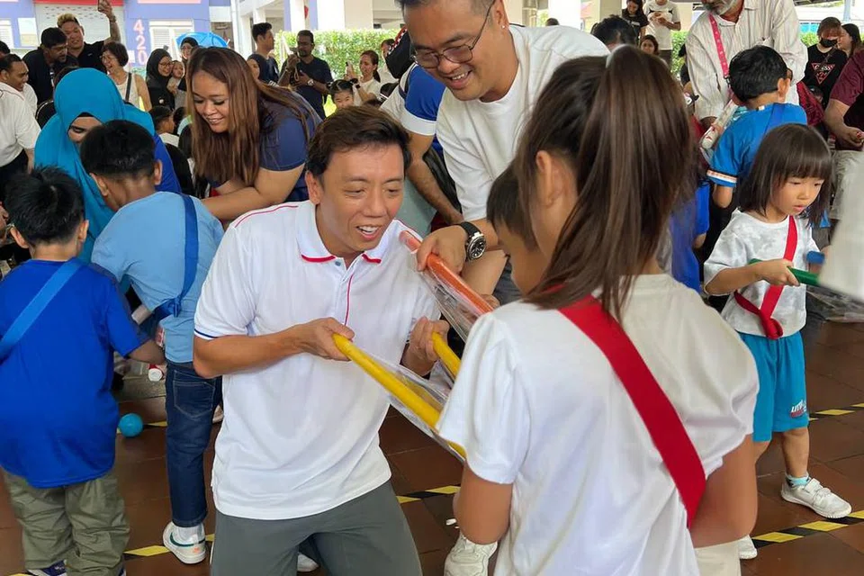 Mantan penjabat awam Encik Jeffrey Siow bermain bersama kanak-kanak Yayasan Masyarakat PAP (PCF) semasa acara Hari Sukan. Beliau juga dilihat berbual bersama penghuni dan bergambar bersama mereka. 