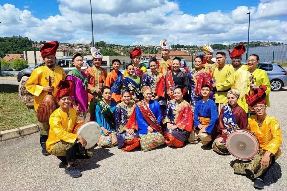 KEMBARA SENI KE PERANCIS: (Gambar bawah) Delegasi 23 anak muda daripada Sri Warisan Som Said Performing Arts Limited dan Nobat Kota Singa menjadi duta budaya sambil memaparkan kesenian Melayu Singapura di Pesta FestiRoche 2022 di Perancis. - Foto SRI WARISAN SOM SAID