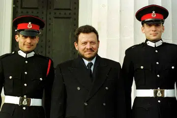 RAKAMAN KENANGAN: Raja Jordan, Abdullah II (tengah), bergambar bersama-sama adik beradik tiri beliau, Putera Mahkota Hamzah bin Al Hussein (kiri) dan Putera Ali (kanan) semasa acara tamat latihan ke-131 di Akademi Tentera Sandhurst, Britain, pada 10 Disember 1999 yang dikongsikan semula sekarang. - Foto EPA-EFE