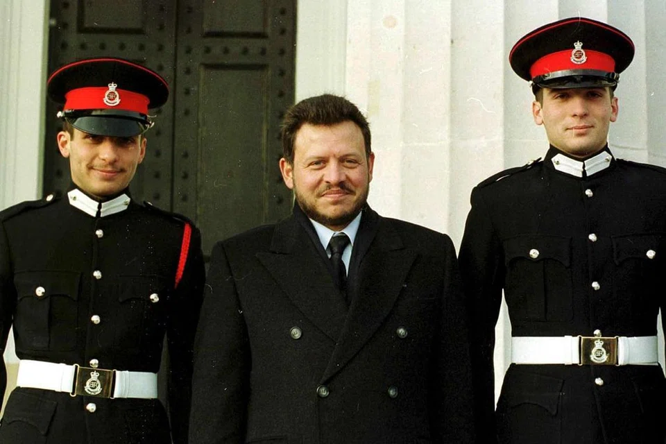 RAKAMAN KENANGAN: Raja Jordan, Abdullah II (tengah), bergambar bersama-sama adik beradik tiri beliau, Putera Mahkota Hamzah bin Al Hussein (kiri) dan Putera Ali (kanan) semasa acara tamat latihan ke-131 di Akademi Tentera Sandhurst, Britain, pada 10 Disember 1999 yang dikongsikan semula sekarang. - Foto EPA-EFE