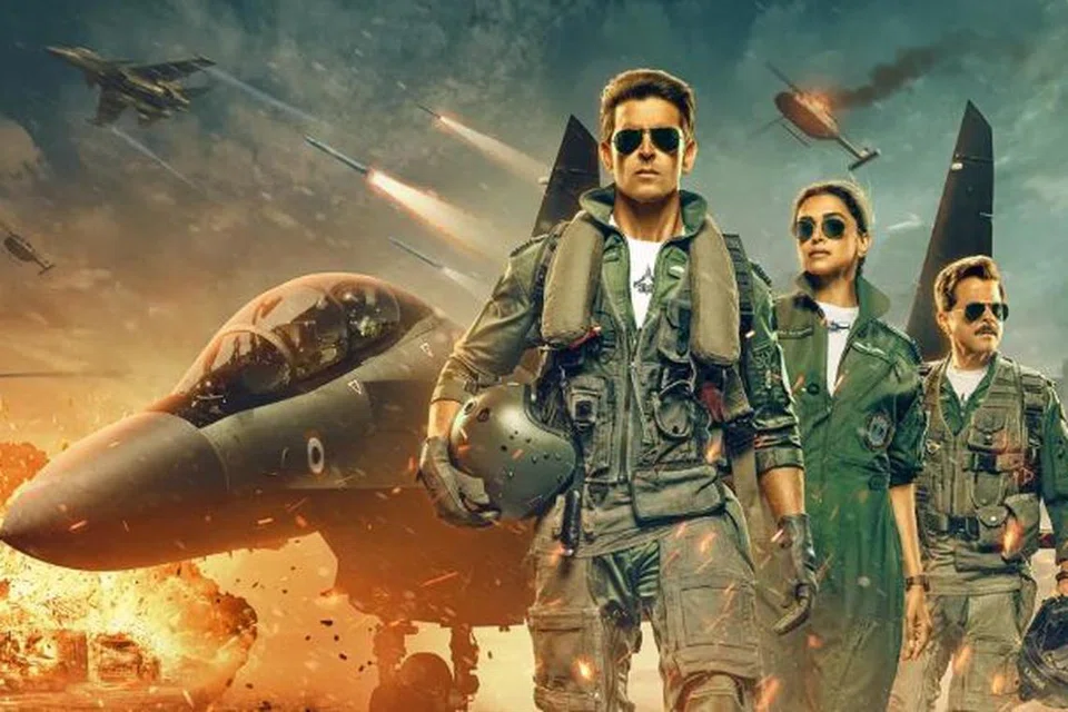 Tiga wira angkasa, (dari kiri) Patty (Hrithik Roshan), Minni (Deepika Padukone) dan Rocky (Anil Kapoor), melalui pasang surut kehidupan sebagai tentera udara dalam ‘Fighter’.