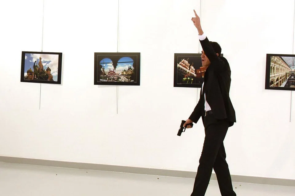 GAMBAR JADI PERHATIAN DUNIA: Duta Russia ke Turkey, Encik Andrey Karlov, ditembak mati oleh seorang lelaki yang dikenal pasti sebagai Mevlut Mert Altintas di galeri seni di Ankara kelmarin. - Foto REUTERS